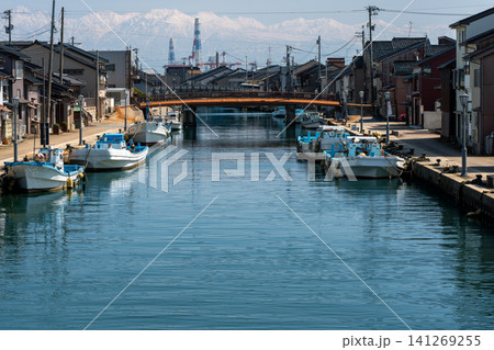 富山県新湊 内川の運河沿いに並ぶ漁船とノスタルジックな港町の風景 富山県新湊 内川の運河沿いに並ぶ漁船とノスタルジックな港町の風景 141269255