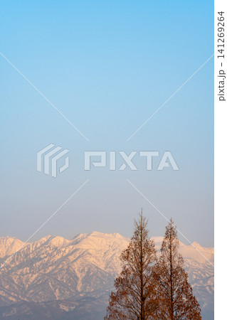 夕暮れ時の富岩運河環水公園と遠くにそびえる冠雪した立山連峰( 夕暮れ時の富岩運河環水公園と遠くにそびえる冠雪した立山連峰( 141269264
