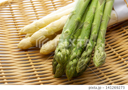 みずみずしいアスパラガスと白アスパラを籐かごに盛り付けた新鮮な野菜 141269273