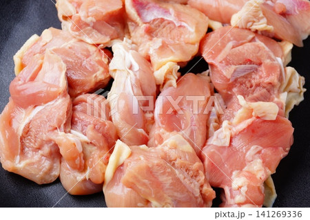 生の鶏もも肉食材 国内産 生の鶏もも肉食材 国内産 141269336