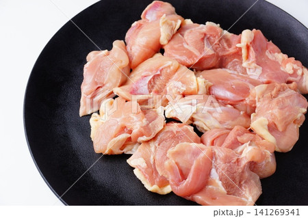生の鶏もも肉食材 国内産 生の鶏もも肉食材 国内産 141269341