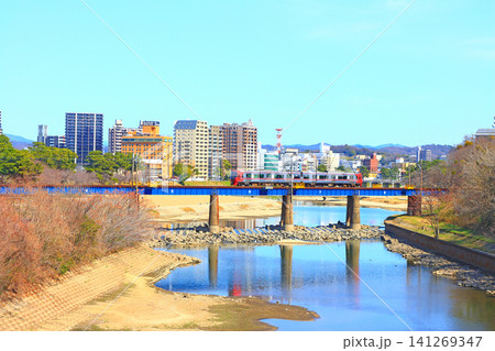 愛知県岡崎市、岡崎市の町並みと名鉄電車の風景 愛知県岡崎市、岡崎市の町並みと名鉄電車の風景 141269347