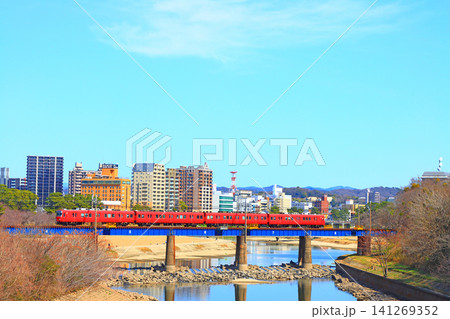 愛知県岡崎市、岡崎市の町並みと名鉄電車の風景 愛知県岡崎市、岡崎市の町並みと名鉄電車の風景 141269352