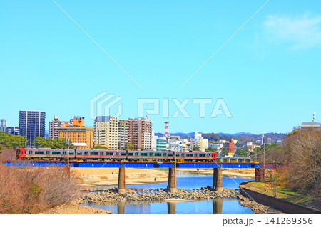 愛知県岡崎市、岡崎市の町並みと名鉄電車の風景 愛知県岡崎市、岡崎市の町並みと名鉄電車の風景 141269356