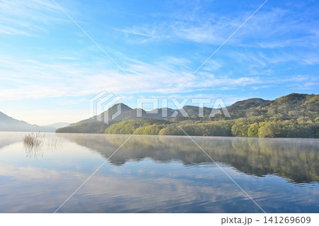 朝靄に包まれた七ヶ宿湖の春景色(宮城県七ヶ宿町) 朝靄に包まれた七ヶ宿湖の春景色(宮城県七ヶ宿町) 141269609