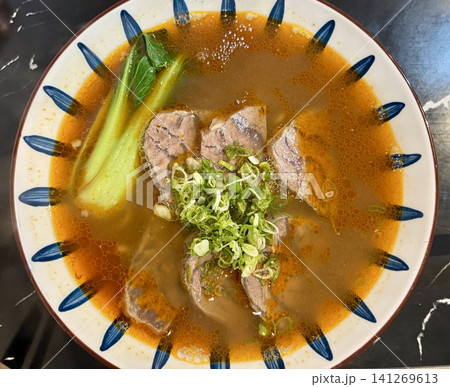 柔らかな牛肉とチンゲン菜が乗った台湾名物の牛肉麺(ニューローメン) 柔らかな牛肉とチンゲン菜が乗った台湾名物の牛肉麺(ニューローメン) 141269613