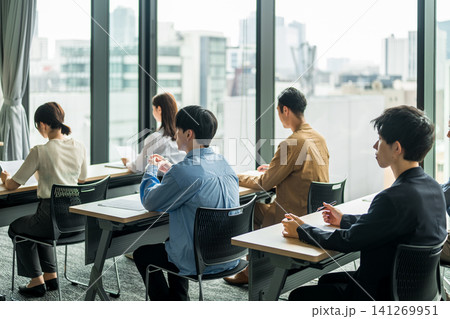 会議室で講習を受ける人々 会議室で講習を受ける人々 141269951