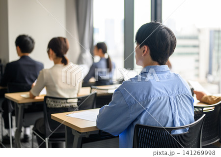 研修を受ける受講者たち 研修を受ける受講者たち 141269998