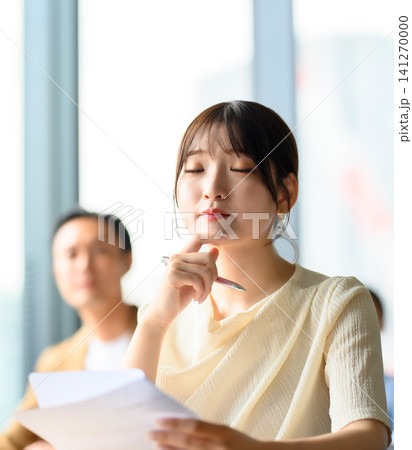 講義を聞く女性 講義を聞く女性 141270000