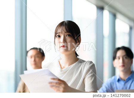 セミナーで熱心に聞く若い女性 141270002