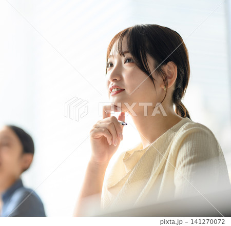 講義中に考え込む若い女性 講義中に考え込む若い女性 141270072