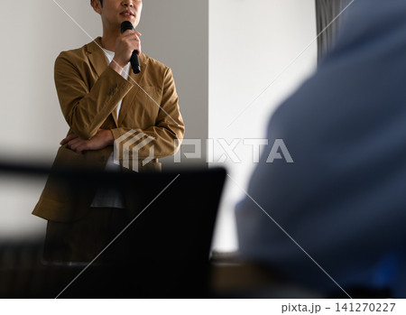 講演する男性 講演する男性 141270227