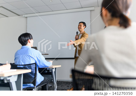 講演者が受講者に語りかけるセミナー風景 講演者が受講者に語りかけるセミナー風景 141270350