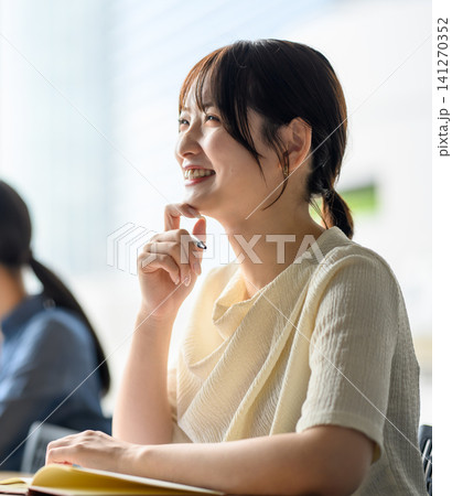 講義を聞く若い女性 講義を聞く若い女性 141270352