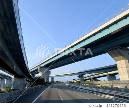 青空の下に広がる立体交差の高架橋と高速道路 青空の下に広がる立体交差の高架橋と高速道路 141270426