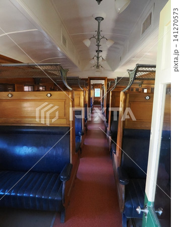 サルファイド・ストリート鉄道歴史博物館の客車内—青色ベンチシートと木製内装が並ぶクラシックな座席空間 サルファイド・ストリート鉄道歴史博物館の客車内—青色ベンチシートと木製内装が並ぶクラシックな座席空間 141270573