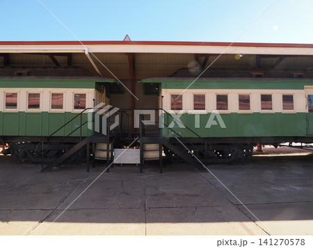 サルファイド・ストリート鉄道歴史博物館の客車群—緑とクリームの二両が並ぶ屋根下展示の外観記録 141270578