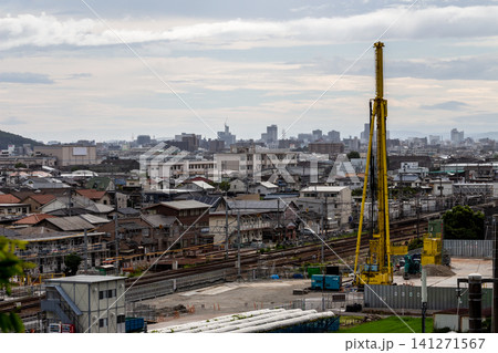 都市開発を控える線路沿いの再開発エリアと遠くに見えるビル群の街並み 都市開発を控える線路沿いの再開発エリアと遠くに見えるビル群の街並み 141271567