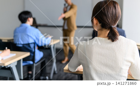 研修で講師の話を聞く受講者たち 研修で講師の話を聞く受講者たち 141271860