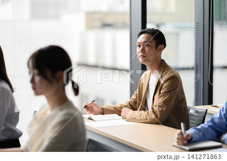 講義を聞く男性 講義を聞く男性 141271863