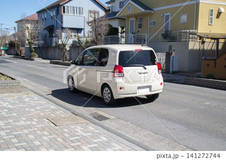 走行中のコンパクトカー 走行中のコンパクトカー 141272744