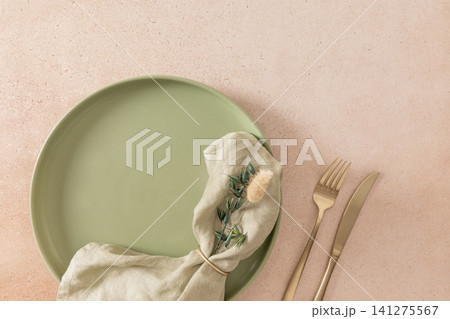 Elegant green plate with linen napkin for autumn table decor Elegant green plate with linen napkin for autumn table decor 141275567