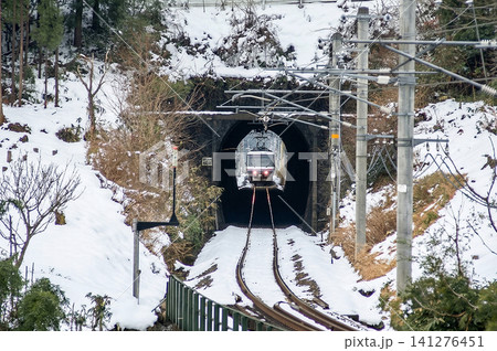 トンネルに入る381系特急やくも　伯備線 141276451