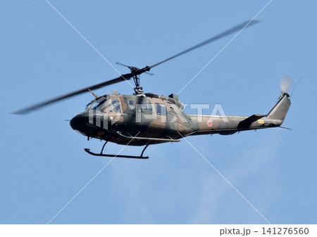着陸する UH-1J ヘリコプター 着陸する UH-1J ヘリコプター 141276560