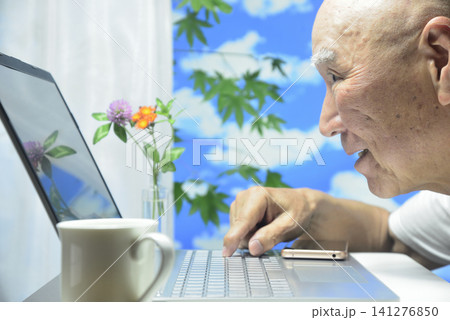 ノートパソコンと老人の表情クローズアップ 141276850