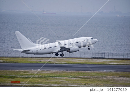離陸するボーイング737 離陸するボーイング737 141277089