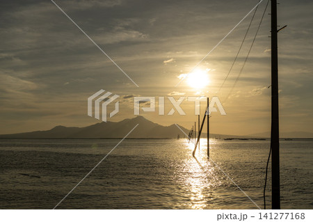 逆光に浮かぶ海中電柱の夕景 逆光に浮かぶ海中電柱の夕景 141277168