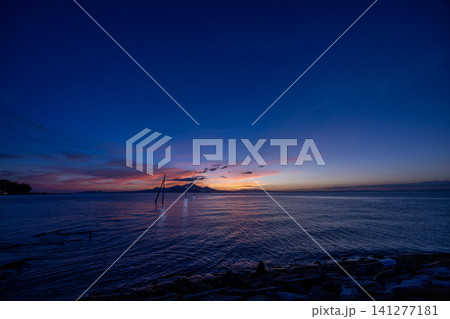 海中電柱が並ぶ夕暮れの海 海中電柱が並ぶ夕暮れの海 141277181