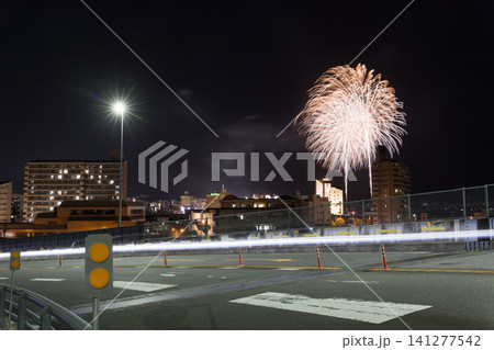 別府の花火と車の光跡(大分県別府市) 別府の花火と車の光跡(大分県別府市) 141277542