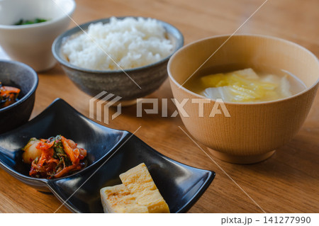 木製テーブルに並んだ和定食 木製テーブルに並んだ和定食 141277990