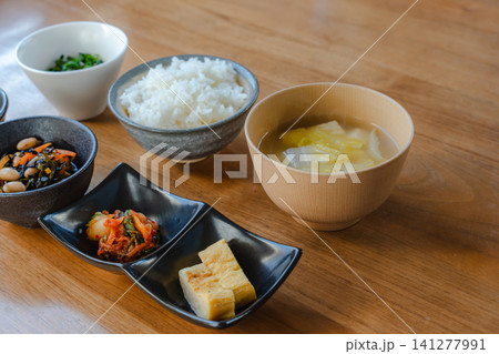 木製テーブルに並んだ和定食 141277991