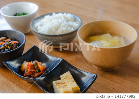 木製テーブルに並んだ和定食 木製テーブルに並んだ和定食 141277992
