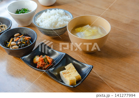 木製テーブルに並んだ和定食 木製テーブルに並んだ和定食 141277994
