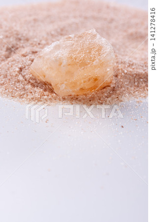 料理に使われるロックソルトの結晶塊とピンク色の粒とコピースペース 141278416
