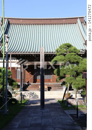 青空の下に佇む、千葉県市川市徳願寺の本堂外観 青空の下に佇む、千葉県市川市徳願寺の本堂外観 141278472