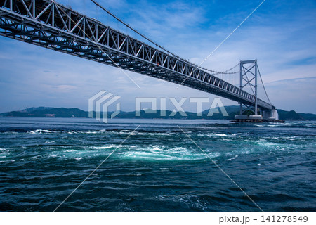 鳴門海峡大橋と渦潮 鳴門海峡大橋と渦潮 141278549