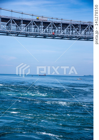 鳴門海峡大橋と渦潮 鳴門海峡大橋と渦潮 141278550