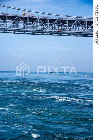 鳴門海峡大橋と渦潮 鳴門海峡大橋と渦潮 141278551
