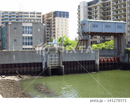 都市の治水を支える設備・加藤新田中江川排水機場の外観 都市の治水を支える設備・加藤新田中江川排水機場の外観 141278571