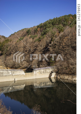 晩秋の長野県麻績村にあるかたくりの湖 晩秋の長野県麻績村にあるかたくりの湖 141278953