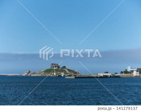 快晴の青空とヤマセの雲が広がる八戸・蕪島の風景(観光素材・背景・コピースペース) 快晴の青空とヤマセの雲が広がる八戸・蕪島の風景(観光素材・背景・コピースペース) 141279137