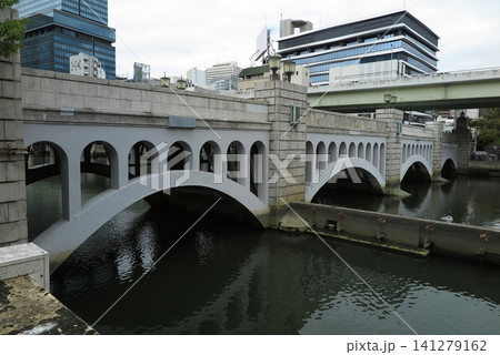 堂島川(大阪市中之島)に架かる歩行者専用の「水晶橋」、南側からの眺め 堂島川(大阪市中之島)に架かる歩行者専用の「水晶橋」、南側からの眺め 141279162