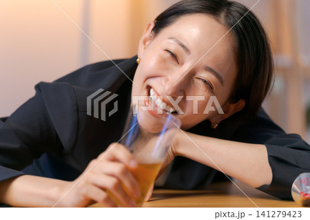 ビールを飲んで酔っ払うスーツの女性 ビールを飲んで酔っ払うスーツの女性 141279423