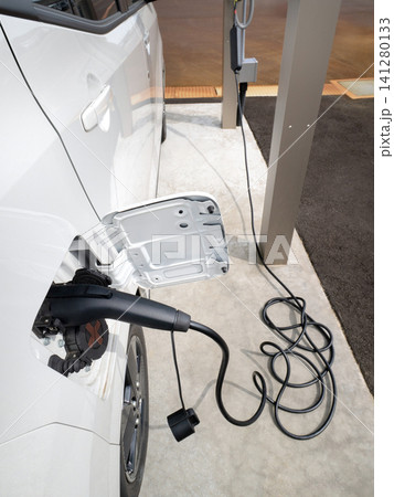 急速充電中の電気軽自動車 急速充電中の電気軽自動車 141280133