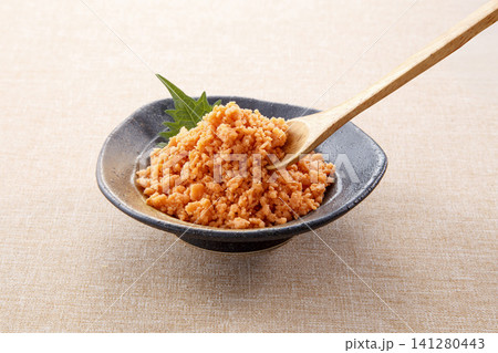 鮭フレーク スプーンですくう 鮭フレーク スプーンですくう 141280443
