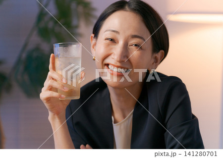 お酒を飲んで微笑む女性 お酒を飲んで微笑む女性 141280701